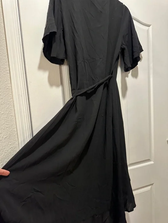 KOKO+MASON Black V-neck
Asymmetric Ruffle Hem
Butterfly Sleeve Wrap Dress
XL - Picture 6 of 6